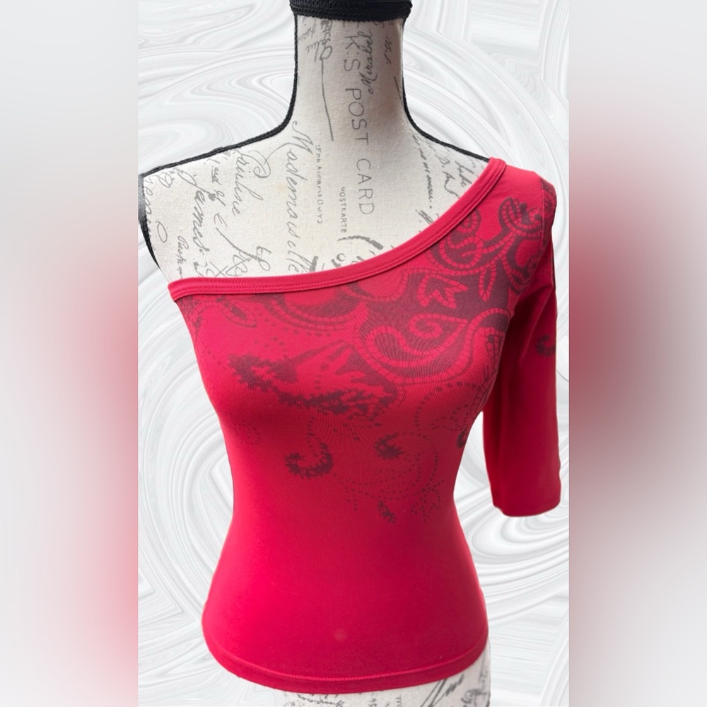 Vintage Italian Legatte Jeans One Shoulder Red Print Top
US4
Like New/Never Worn